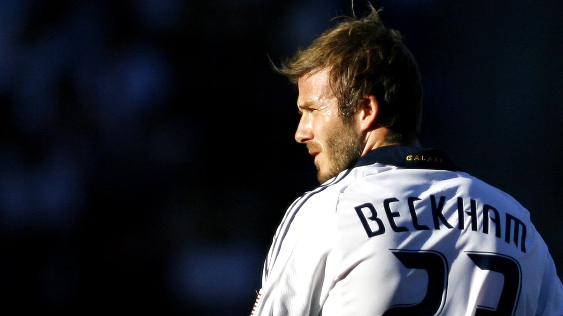 世界杯备战:英格兰队探访当地学校 与小学生一起完成一堂足球课